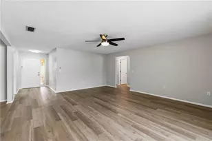 8427 Brandeis Cir E, Sarasota, FL 34243 - Photo 7