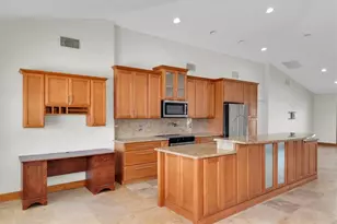 9453 Treasure Ln NE, Saint Petersburg, FL 33702 - Photo 7