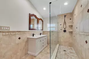 9453 Treasure Ln NE, Saint Petersburg, FL 33702 - Photo 19