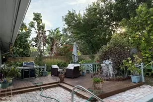 566 E Park Dr, Largo, FL 33771 - Photo 11