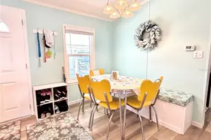 7106 Americana Dr NE, Saint Petersburg, FL 33702 - Photo 7