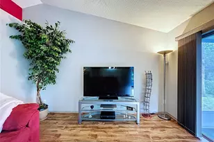 7517 Savannah Ln, Tampa, FL 33637 - Photo 13