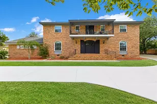 811 Fairlington Dr, Lakeland, FL 33813 - Photo 1