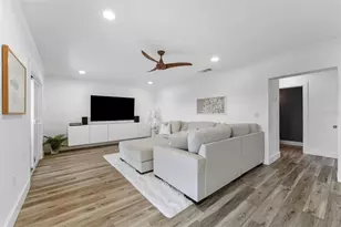 8806 Bay Pointe Dr, Tampa, FL 33615 - Photo 11