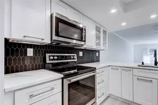650 Island Way, Clearwater Beach, FL 33767 - Photo 9