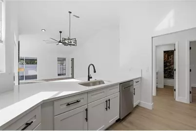 9478 Forest Hills Circle, Tampa, FL 33612 - Photo 5