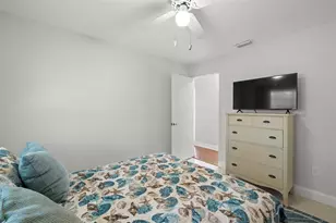 8678 10th St N, Saint Petersburg, FL 33701 - Photo 21