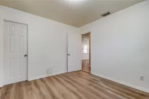 5525 Pine Cir NE, Saint Petersburg, FL 33703 - Photo 17