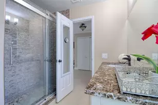 16605 Round Oak Dr, Tampa, FL 33618 - Photo 23