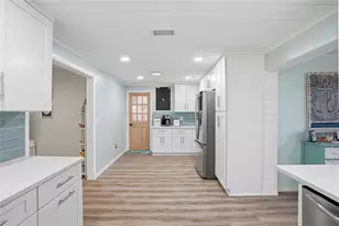 921 Deville Dr E, Largo, FL 33771 - Photo 9