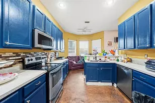 37110 Highland Bluff Cir, Dade City, FL 33523 - Photo 9