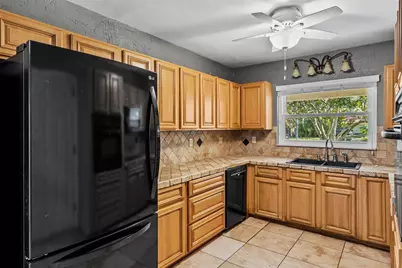 546 Forest Parkway E, Largo, FL 33771 - Photo 5