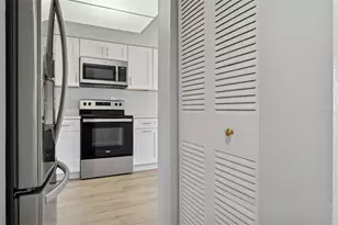 5110 Tennis Ct Cir, Tampa, FL 33617 - Photo 3