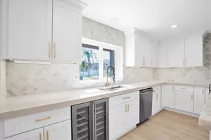 6400 Mockingbird Way S, Saint Petersburg, FL 33707 - Photo 13