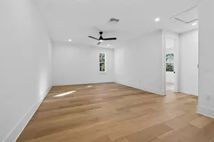 8101 Country Club Rd N, Saint Petersburg, FL 33710 - Photo 7