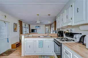 39612 Sterling Dr, Zephyrhills, FL 33542 - Photo 9