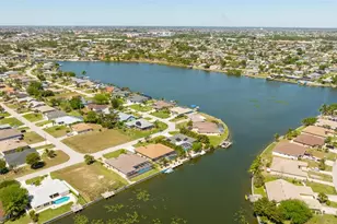 613 SE 4th Pl, Cape Coral, FL 33990 - Photo 3