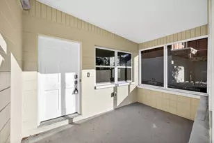 9015 Bay St NE, Saint Petersburg, FL 33702 - Photo 3