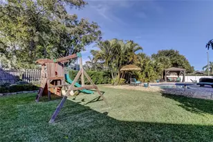 2686 Clubhouse Dr S, Clearwater, FL 33761 - Photo 9