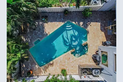 990 San Carlos Court NE, Saint Petersburg, FL 33702 - Photo 3