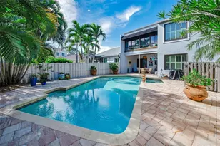 990 San Carlos Ct NE, Saint Petersburg, FL 33702 - Photo 3