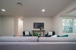 110 92nd Ave NE, Saint Petersburg, FL 33702 - Photo 5