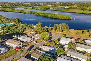 831 Riverview Ln, Tarpon Springs, FL 34689 - Photo 11