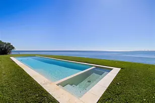 218 Colony Point Rd S, Saint Petersburg, FL 33705 - Photo 1