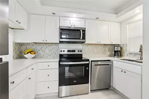 1100 N Shore Dr NE, Saint Petersburg, FL 33701 - Photo 7