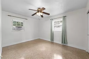 9032 Bay St NE, Saint Petersburg, FL 33702 - Photo 19