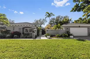 720 Brightwaters Blvd NE, Saint Petersburg, FL 33704 - Photo 1