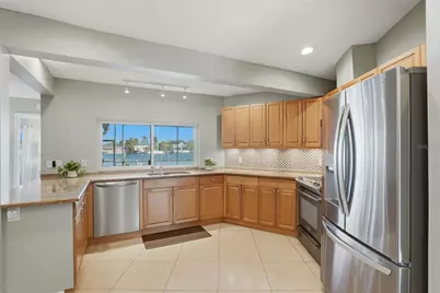 2316 S Shore Drive SE, Saint Petersburg, FL 33705 - Photo 17