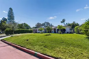 2000 Serpentine Cir S, Saint Petersburg, FL 33712 - Photo 3