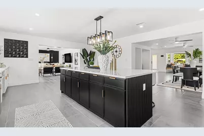 380 Colony Point Road S, Saint Petersburg, FL 33705 - Photo 11