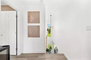 380 Colony Point Rd S, Saint Petersburg, FL 33705 - Photo 23