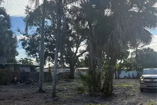 6611 Kingswood Dr N, Saint Petersburg, FL 33702 - Photo 1