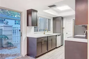 6233 Dewdrop Way, Tampa, FL 33617 - Photo 7