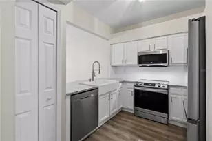 18133 Paradise Point Dr, Tampa, FL 33647 - Photo 9