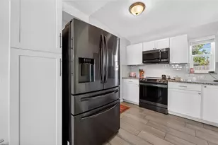 4332 Cobia Dr SE, Saint Petersburg, FL 33705 - Photo 9