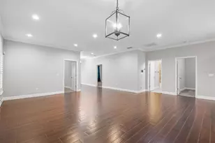 260 SW Lincoln Cir N, Saint Petersburg, FL 33703 - Photo 9