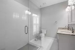 260 SW Lincoln Cir N, Saint Petersburg, FL 33703 - Photo 19