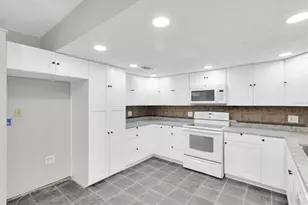 271 Eastpoint Ct, Spring Hill, FL 34606 - Photo 9