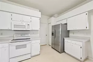 807 Tremont Greens Ln, Sun City Center, FL 33573 - Photo 11