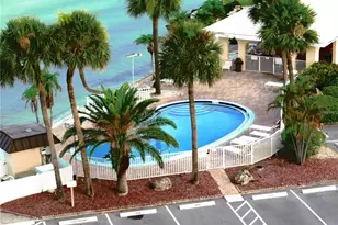 4550 Cove Cir, Saint Petersburg, FL 33708 - Photo 3