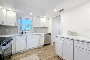 4550 Cove Cir, Saint Petersburg, FL 33708 - Photo 9
