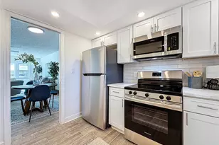 4550 Cove Cir, Saint Petersburg, FL 33708 - Photo 5