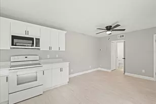 15407 W Pond Woods Dr, Tampa, FL 33618 - Photo 17