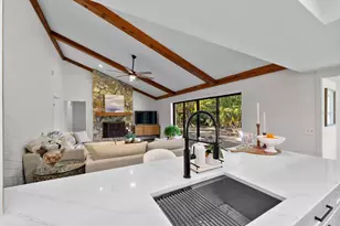 2525 Laurelwood Ln, Valrico, FL 33596 - Photo 9