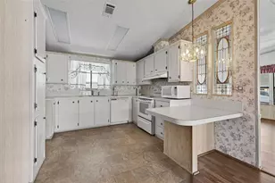 3836 William Hume Dr, Zephyrhills, FL 33541 - Photo 9