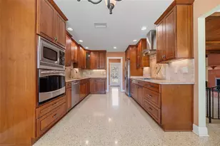 3909 Hudson Ln, Tampa, FL 33618 - Photo 15